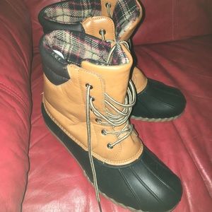 New with out tag duck boots size 9 women wate